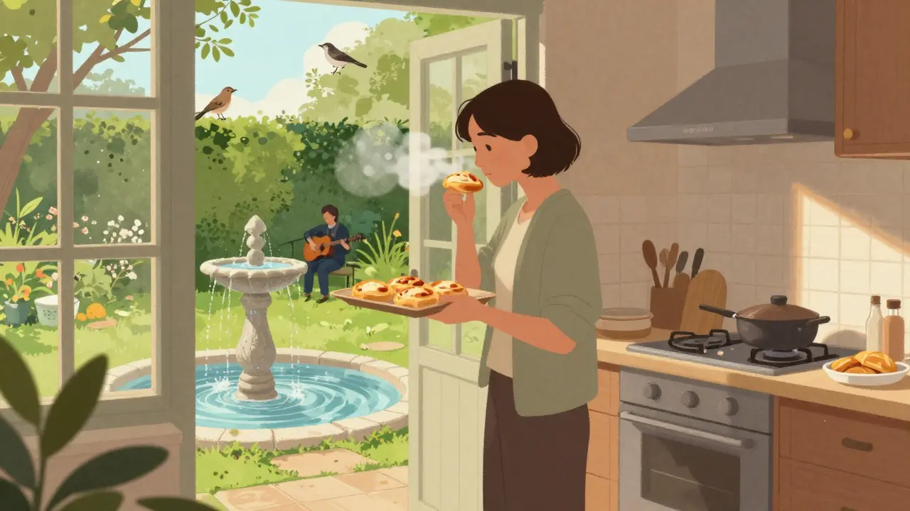 Osoba na prahu domu, která cítí vůni pečeného pečiva, zatímco v zahradě teče voda a slyší se ptáci.