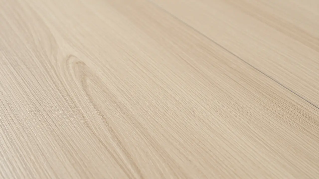 Detail hladké struktury kvalitní vinylové podlahy s dřevěným dekorem